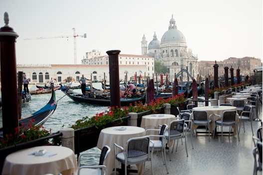 Một góc cà phê bên dòng sông Venice – Ý