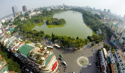 Hồ Hoàn Kiếm rộng khoảng 12ha, là niềm tự hào, điểm nhấn kiến trúc và danh thắng nổi tiếng của Hà Nội