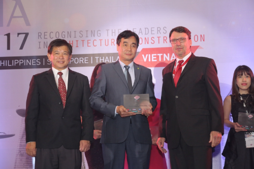 Đại diện Vihajico (giữa) nhận giải BCI Asia