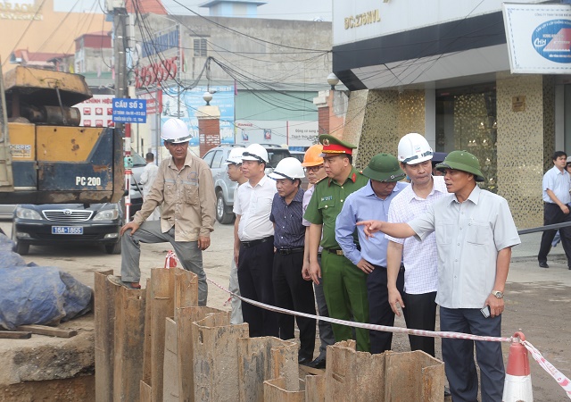 Chủ tịch UBND thành phố Nguyễn Văn Tùng kiểm tra thực địa tại cầu vượt Nguyễn Văn Linh